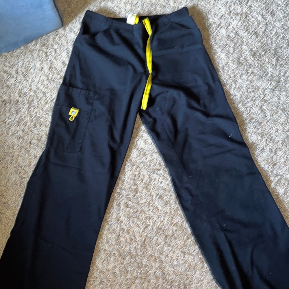 Wonder wink black womens scrubs. 1 top 2 bottoms